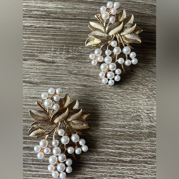 Greap with leaf shape stud earrings A225 - Picture 2 of 5